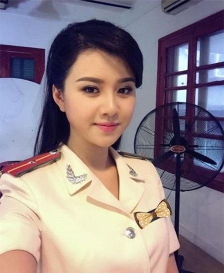 Thông tin về nữ công an này nhanh chóng được tìm thấy. Đó là Nguyễn Hương Giang (sinh năm 1990) là MC, Biên tậo viên của kênh truyền hình An Ninh TV.