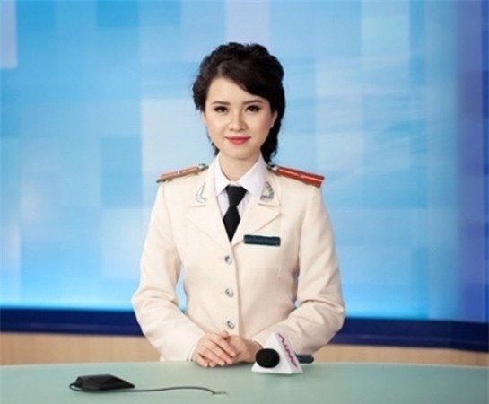 Hương Giang là cựu sinh viên trường Cao đẳng Truyền hình và từng lọt vào chung kết các cuộc thi như Hoa khôi sinh viên Hà Nội và Người đẹp hoa anh đào.