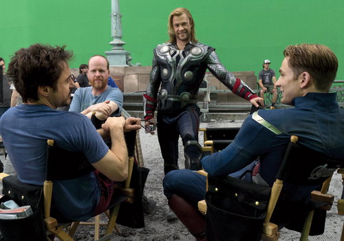 Đạo diễn Joss Whedon (thứ hai từ trái sang) cùng các tài tử Robert Downey Jr, Chris Hemsworth và Chris Evans trên trường quay