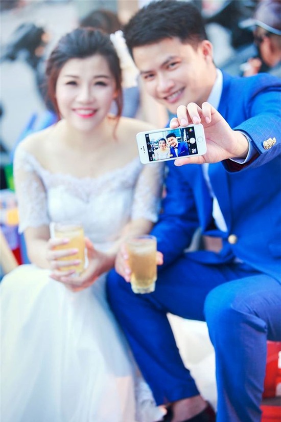 Bức ảnh hai vợ chồng chăm chú vào chiếc điện thoại gây nhiều chú ý.