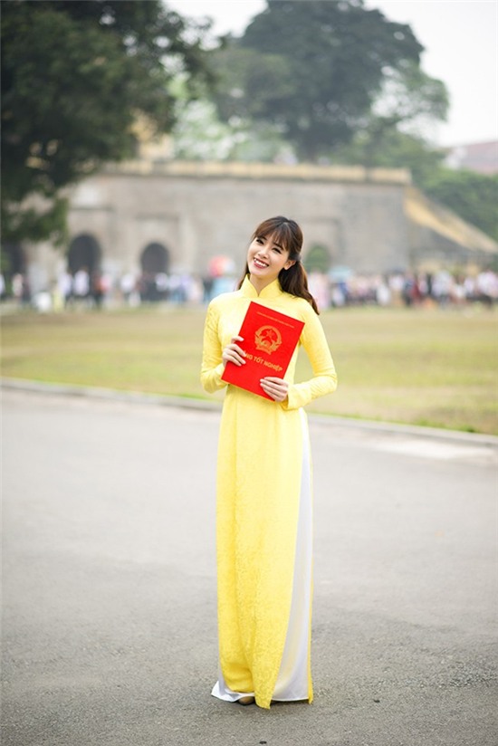 Hot girl Hà Min chụp ảnh kỷ yếu chia tay giảng đường