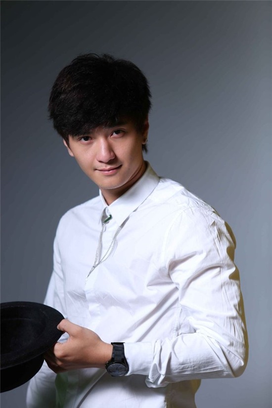 Ở thời điểm đó, Huỳnh Anh được đánh giá là một trong những hot boy giàu tiềm năng . Anh chàng thử sức ở rất nhiều lĩnh vực như diễn viên, ca sĩ…Năm 2014, hot boy tham gia chương trình Học viện ngôi sao và dừng chân tại top 6.
