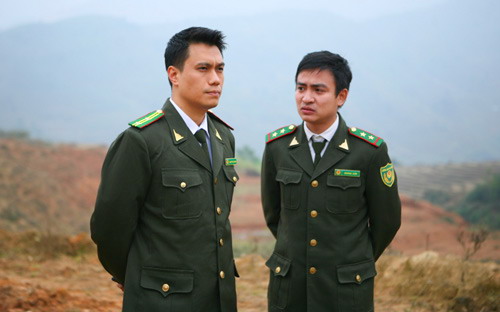 Việt Anh (trái) trong một cảnh phim "Khi đàn chim trở về" phần ba.